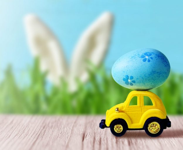 Osterhase mit Auto und Ei