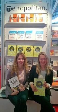 Messestand mit Lektorinnen klein - Interview Buchmesse