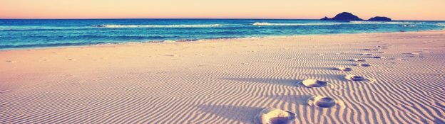 Dünen mit Fußspuren am Strand - einen neuen Weg einschlagen