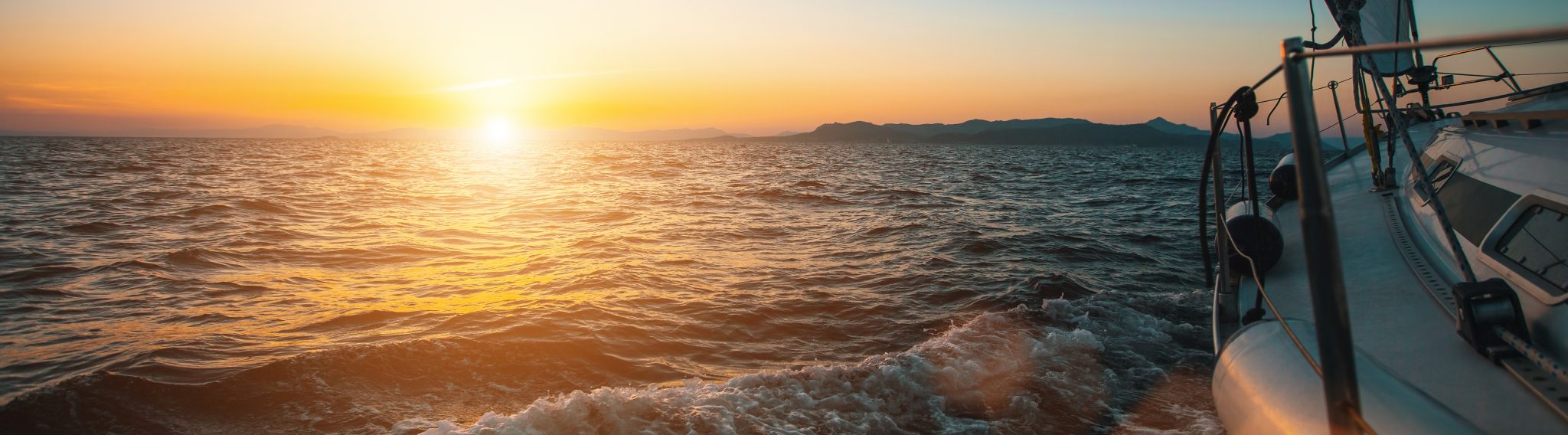 Zeit für Selbstreflexion: Ein Segelboot auf dem Meer im Sonnenuntergang.