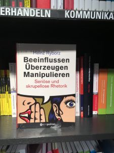 Das metropolitan Buch Beeinflussen Überzeugen Manipulieren in einer Buchhandlung