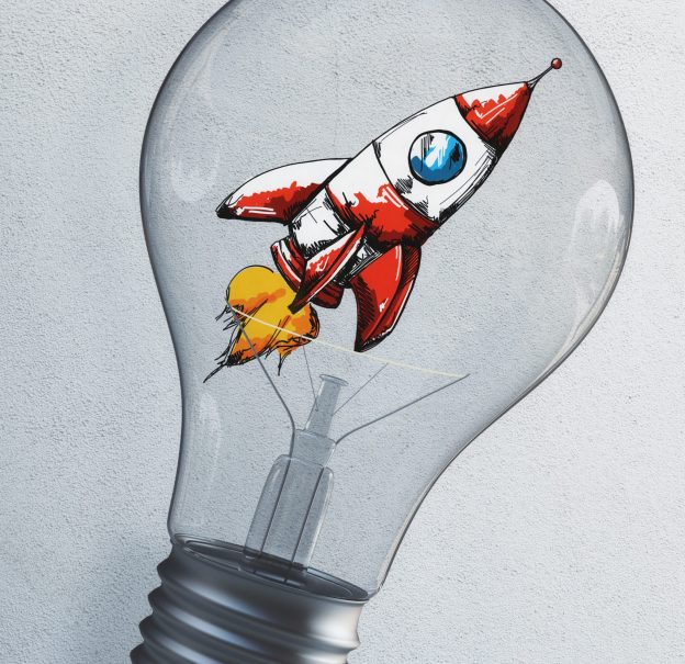 Asymbolfoto Agilität: Eine Comic-Rakete in einer Glühbirne