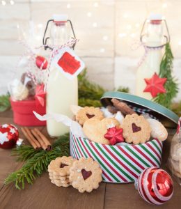 Eierlikör und Plätzchen in der Dose zur Weihnachtszeit