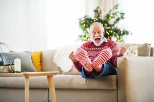 Weihnachtszeit - Mann bekommt Socken geschenkt