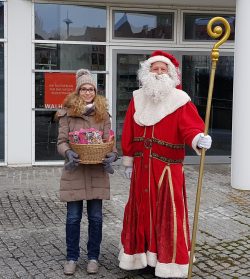 Melanie und Oliver verteilen Schokolade als Nikolaus