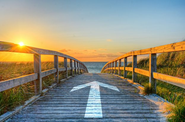 Brücke zum Strand mit Pfeil - Planung